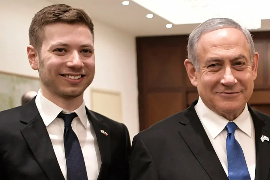 Netanyahunun oğlu soyadından imtina etdi