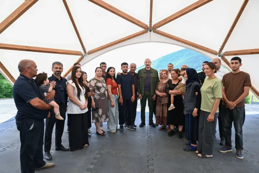 İlham Əliyev Şuşanın Kiçik Qaladərəsi kəndində sakinlərlə görüşdü - YENİLƏNDİ