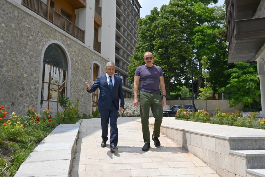 İlham Əliyev Şuşanın Qarabağ küçəsində dövlət-özəl tərəfdaşlığı çərçivəsində həyata keçirilmiş işlərlə tanış olub