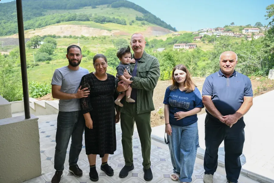 İlham Əliyev Şuşanın Kiçik Qaladərəsi kəndində sakinlərlə görüşdü - YENİLƏNDİ — 18