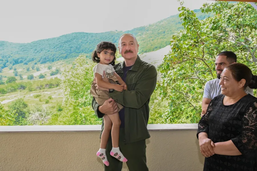 “O biri qız hanı? Onunla ayrı çəkdirərik” - VİDEO