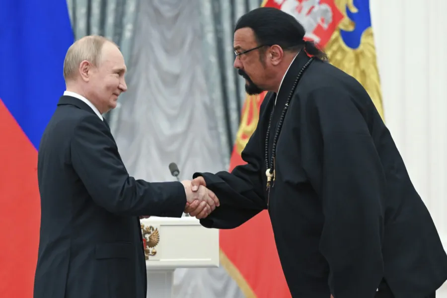 Amerikalı aktyor Putinin üzünə baxan kimi bunları dedi