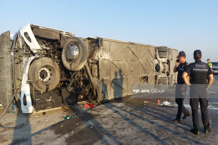 Bakıya gedən sərnişin avtobusu aşdı: Onlarla yaralı, uşaqlar da var — 1