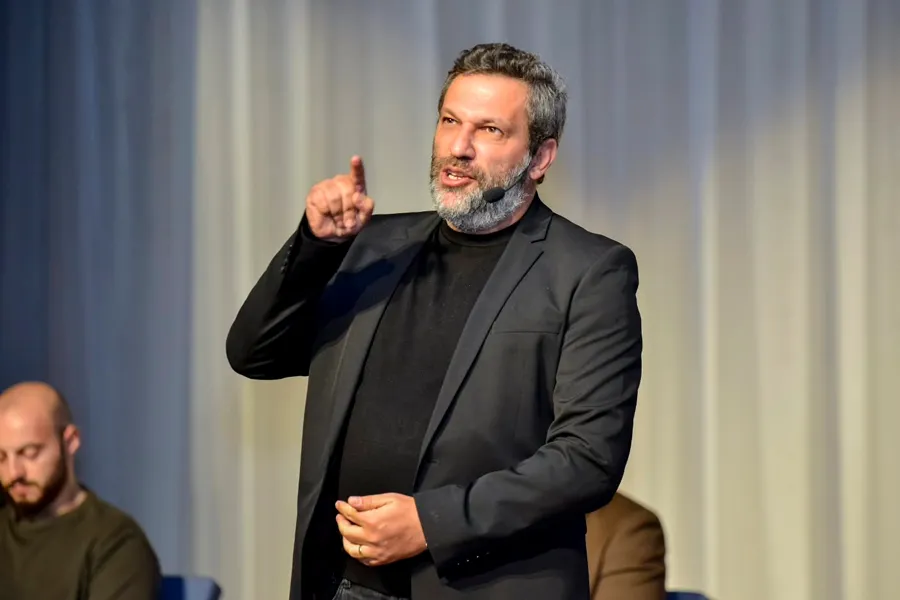 Qadınlara eyham vurdu, etiraz seli başladı - Taleh Yüzbəyovun reklamı ilə bağlı müzakirələr səngimir