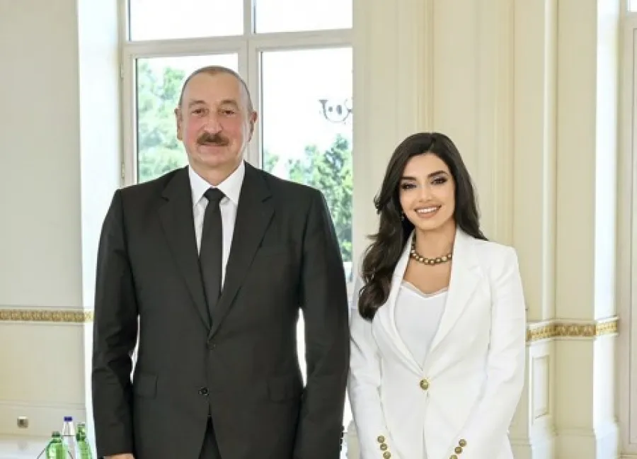 Şuşa Media Forumunda Prezidentin yanında diqqətçəkən xanım kimdir? - FOTOLAR  — 1