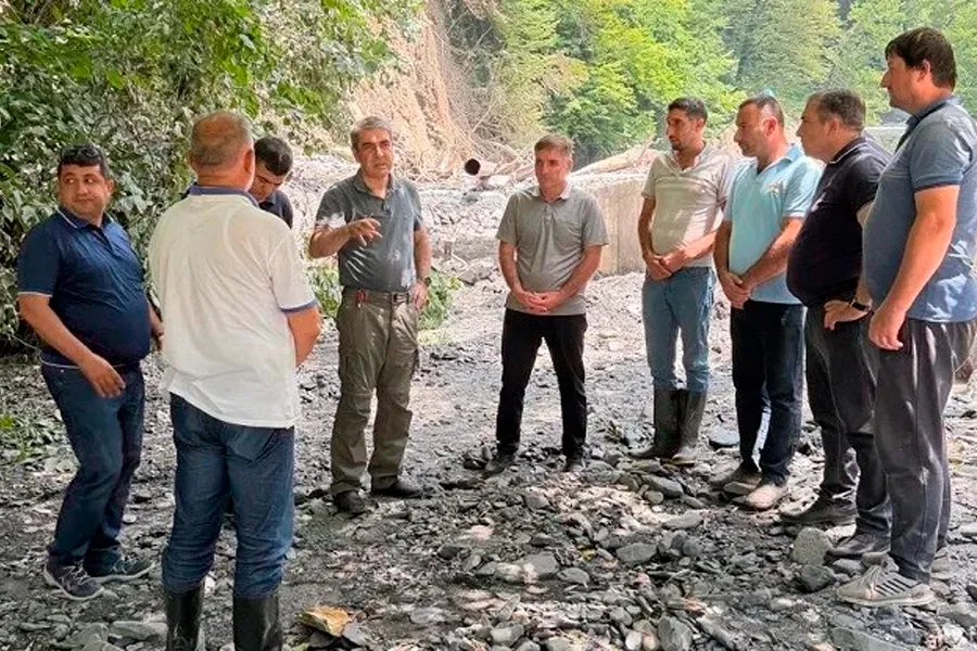Belə icra başçısı olar? Bu nə geyimdir? - FOTO