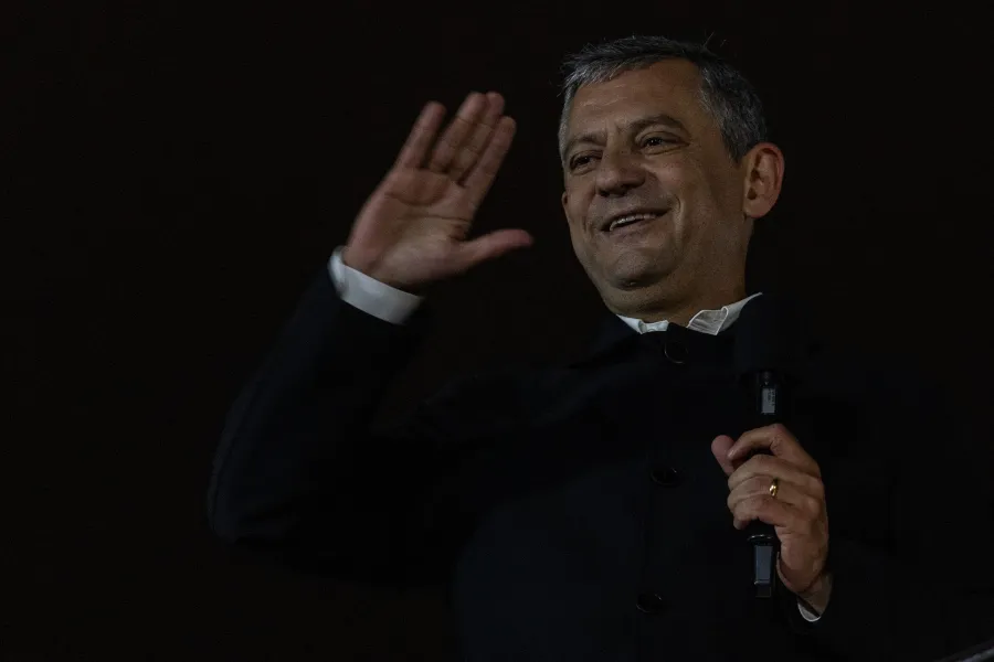 Özgür Özəl CHP-dən getdi, yeni partiya qurur