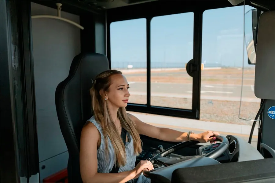 BakuBus 1460 azn maaşa qadın sürücü axtarır