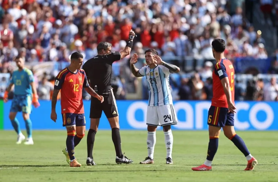 Dünya çempionatının final hakimi səhnədən getdi — 1