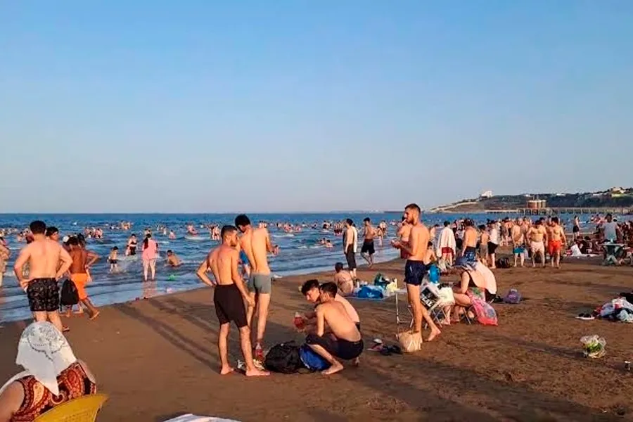 Bakı çimərliklərində azyaşlı qızlara yaxınlaşan şəxs axtarılır - FOTO