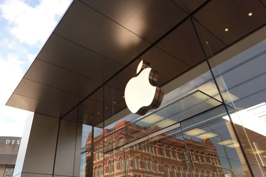     Tarixdə ilk dəfə: Apple inanılmaz həddi keçdi