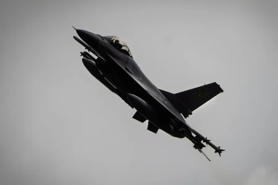 Ukraynanın F-16-sı qəfil sıradan çıxdı - Pilot son anda xilas oldu