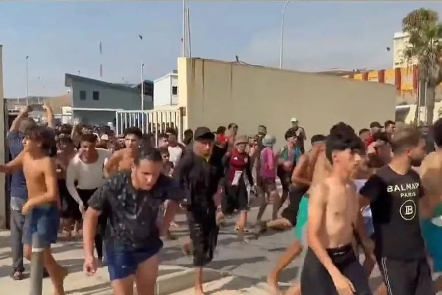 Ərəb qaçqınları İspaniyaya daraşdı - Minlərlə insan bir anda sərhədi keçdi