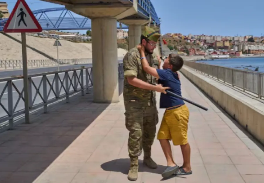 "Yalvarıram, məni geri göndərməyin..." – İspan əsgəri mərakeşli uşağın göz yaşlarına tab gətirmədi - VİDEO