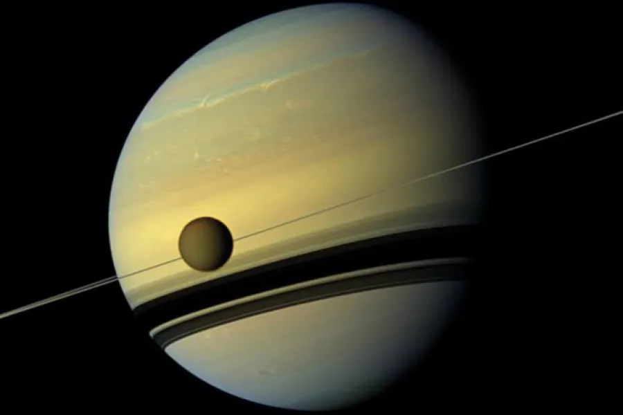 Saturnun peykində qəribə hadisə: Planet göydə sanki “asılıb” qalıb