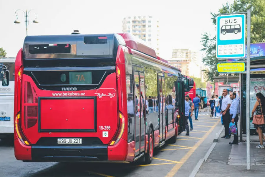 Sərnişinlərin DİQQƏTİNƏ: 11 avtobusun dayanacağı dəyişir