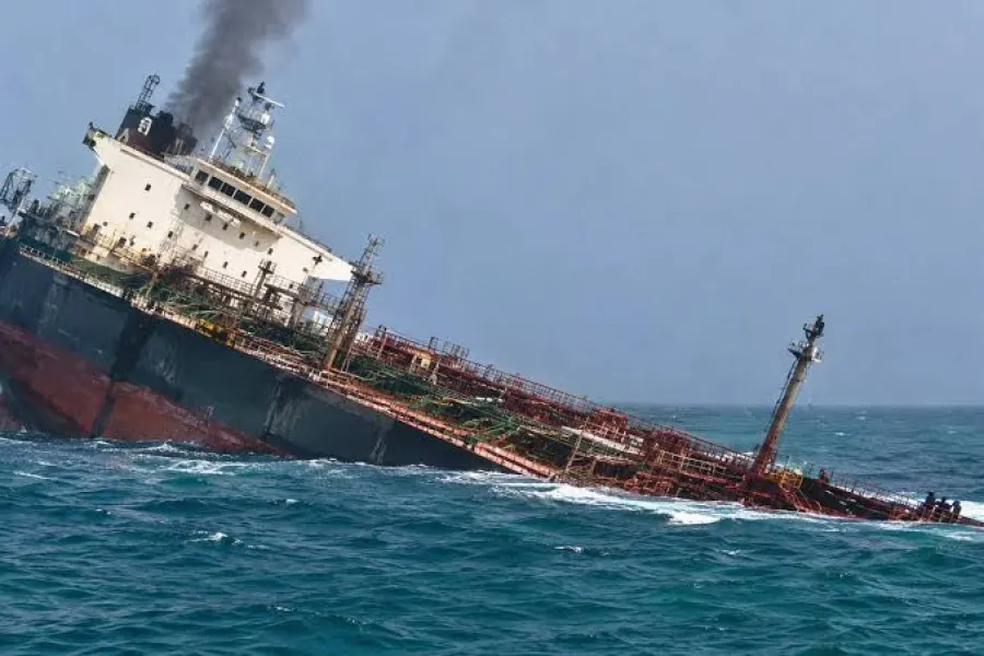 У берегов Омана затонул нефтяной танкер: загрязнено 800 квадратных километров территории