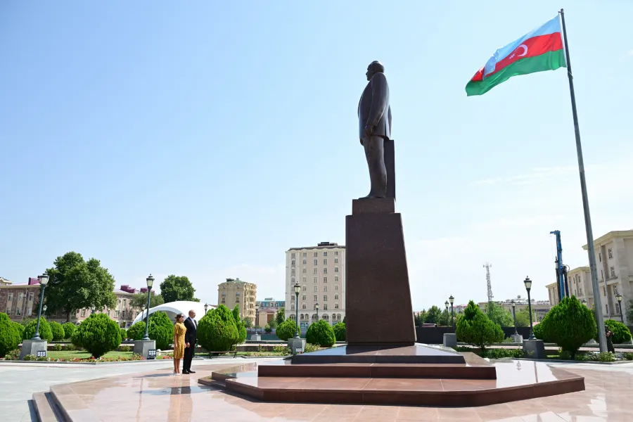 İlham Əliyev Ümummilli Liderin abidəsini ziyarət etdi