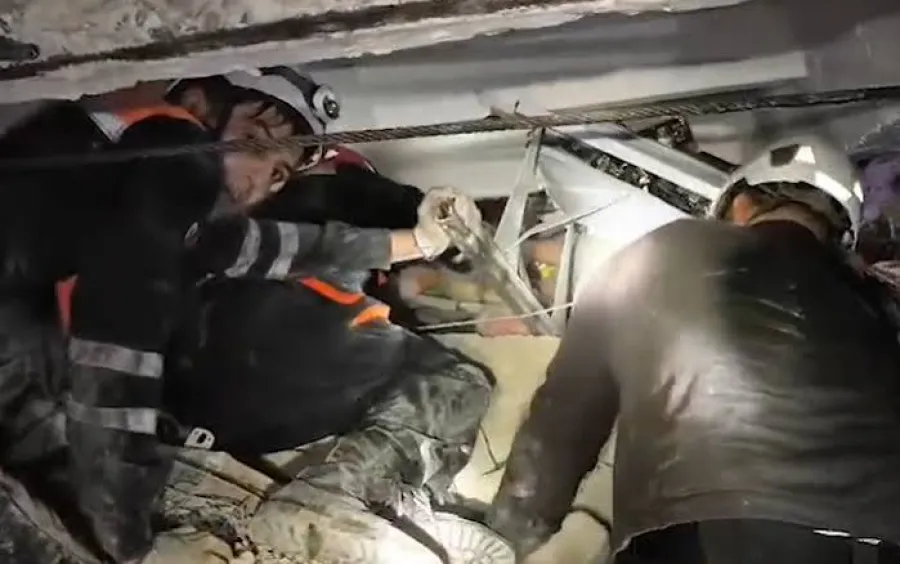 В магазине обрушился потолок, женщина осталась под завалами