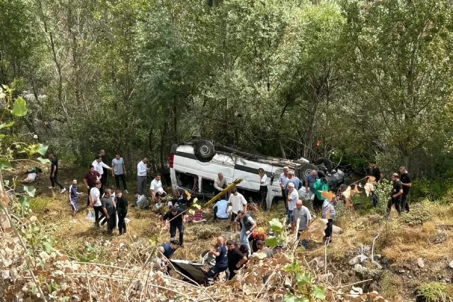 Türkiyədə mikroavtobus xəndəyə aşdı