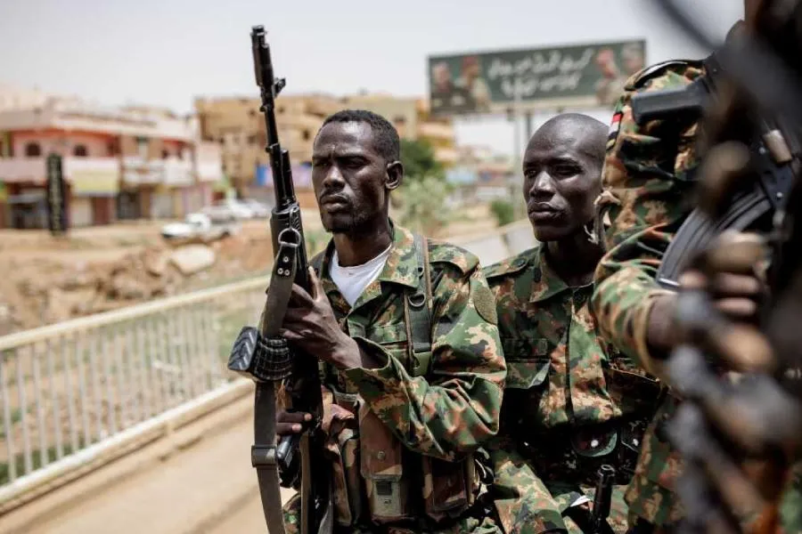 Sudanda yüzlərlə döyüşçü silahları ilə birlikdə təslim oldu