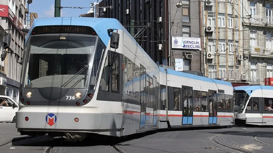 İstanbulda tramvay relsdən çıxdı
