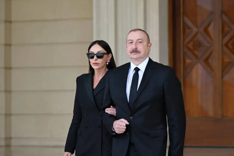 İlham Əliyev və Mehriban Əliyeva Daşkənddə Heydər Əliyevin memorial kompleksini ziyarət ediblər