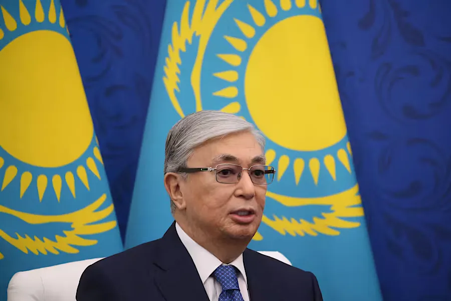 Tokayev qucaqlaşan və bir-birini öpən kişiləri tənqid etdi: “Bu nədir?”
