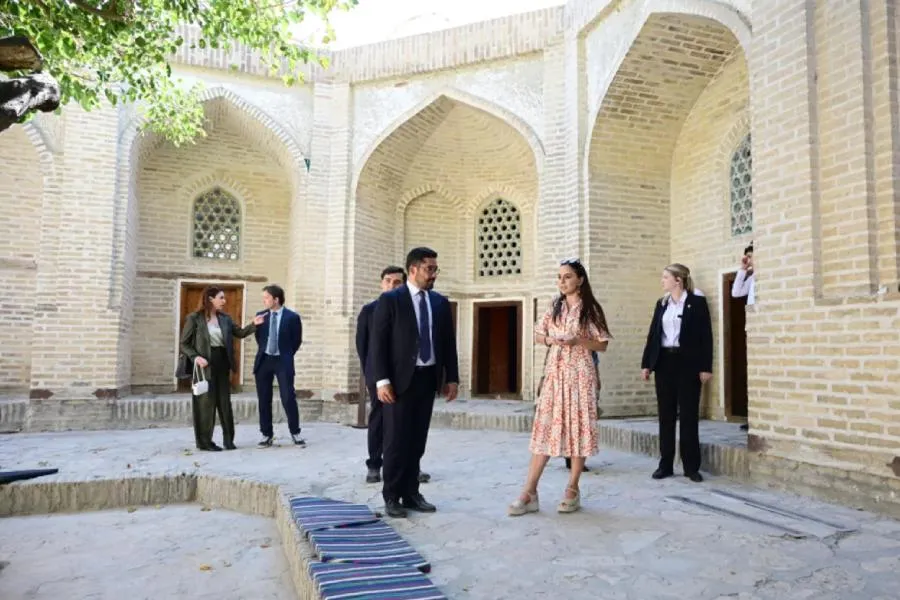 Leyla Əliyeva ilk Buxara Biennalesinin əsərləri ilə tanış olub