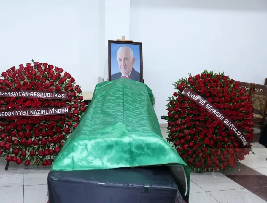 Президент Ильхам Алиев и Мехрибан Алиева отправили венок на церемонию прощания с народным артистом Тофиком Бакихановым