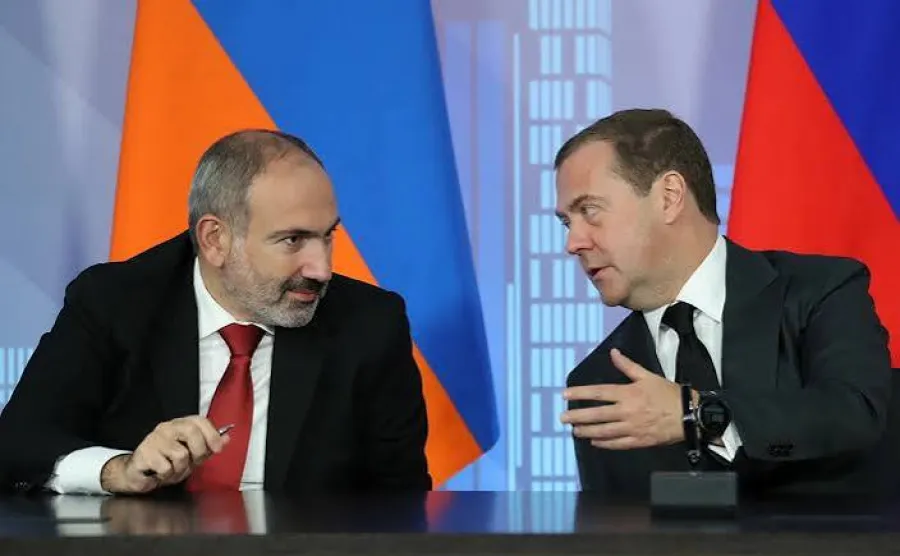 Медведев назвал Пашиняна «свиньей»