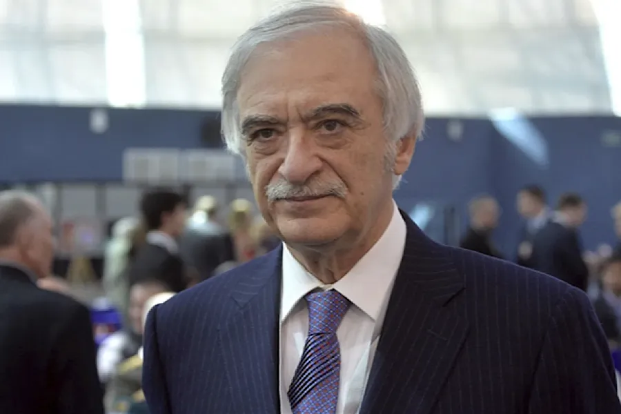 81 yaşlı Polad Bülbüloğlu boşanıb, yeni ailə qurdu - FOTO