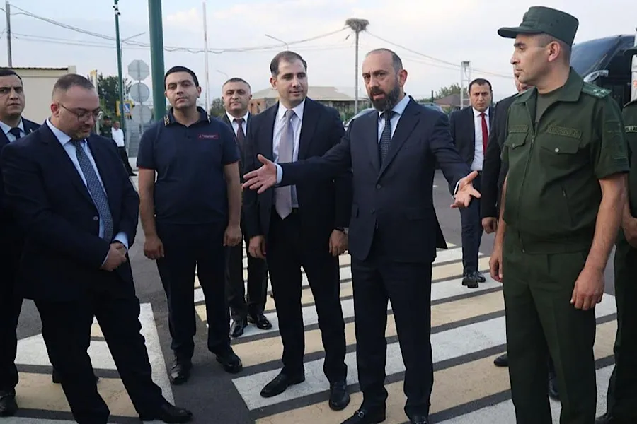 Ermənistan-Türkiyə sərhədində hərəkətlilik: Nazir baxış keçirdi
