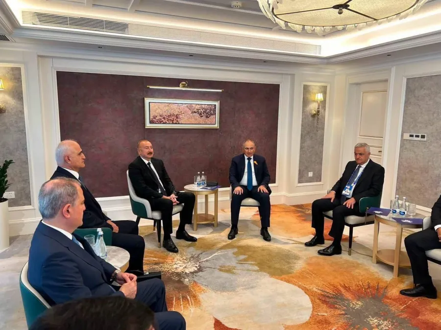 Ilham Aliyev and Nikol Pashinyan hold meeting