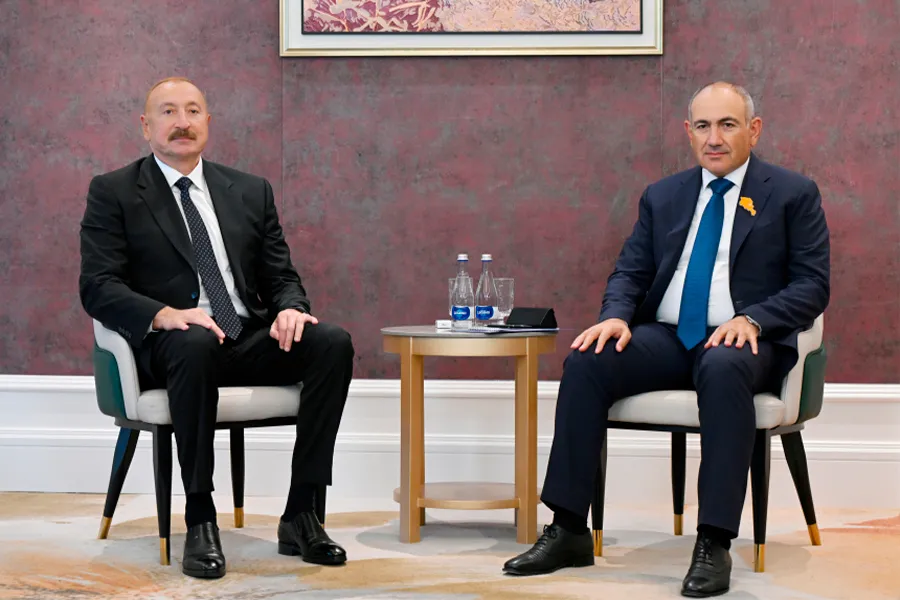 Paşinyan Əliyevlə görüşdə sinəsinə taxdığı simvolla son yüz ilin mesajını verdi – Peşmanıq...