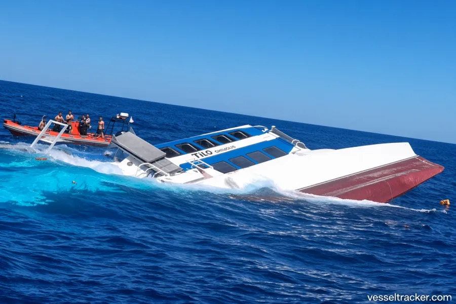 İçində azərbaycanlılar olan gəmi sualtı qayıqla vurulub? - Dəhşətli faciəyə dair iddialar