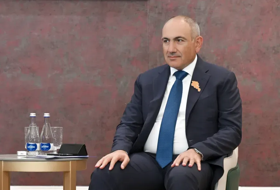Where is Nikol’s protocol service looking? – Footage of the prime minister’s confusion – VIDEO