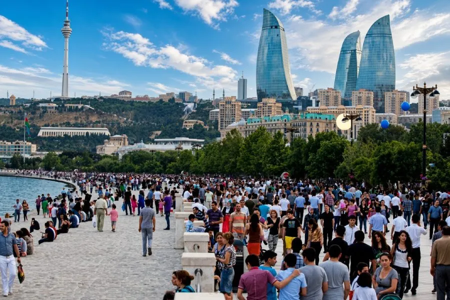 Azərbaycanda insan sayı azalır: Gələcəkdə miqrantlar yerli əhalini əvəzləyəcək