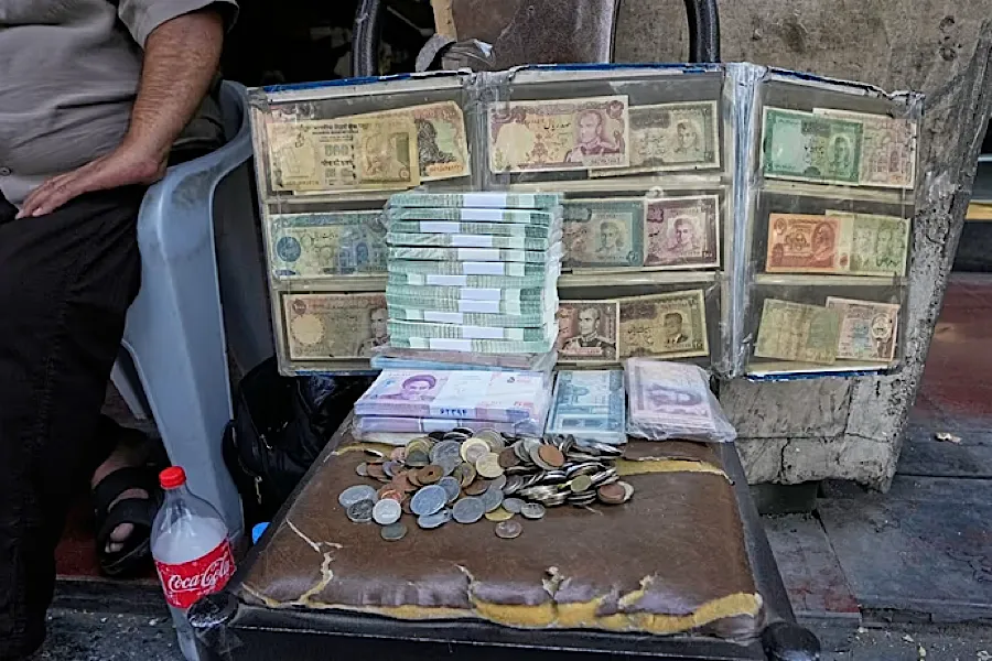 İranda dollar “uçdu”, rial yerə “çırpıldı”: Rekord çöküş