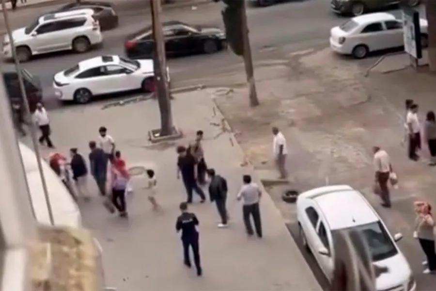 Xırdalanda balkonun şüşəsi qadının başına düşdü