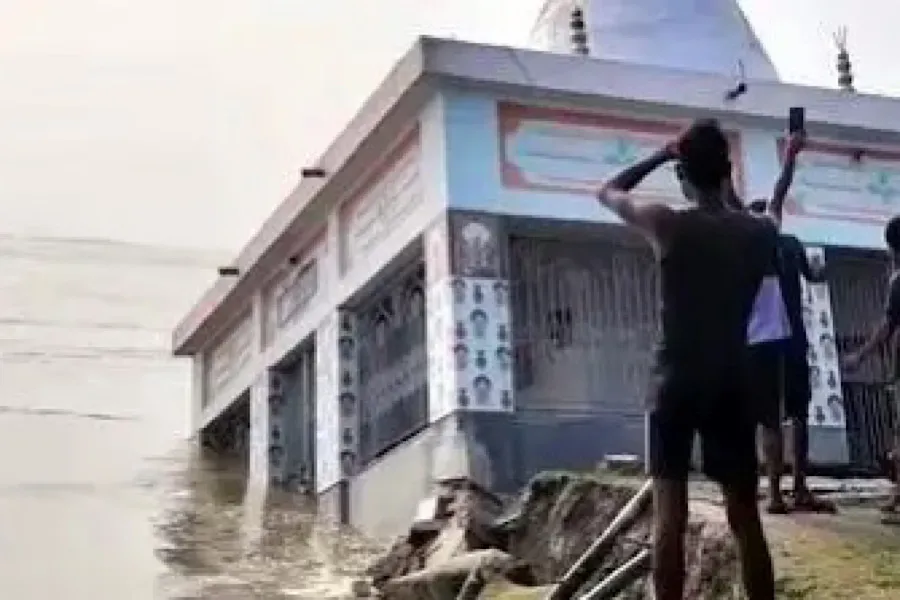 Qanq çayı 150 illik məbədi dağıtdı