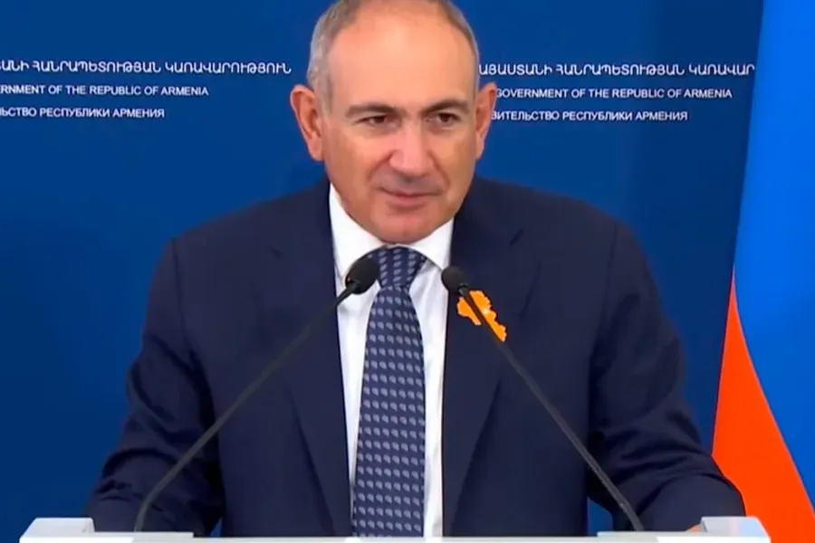 Pashinyan departs for France