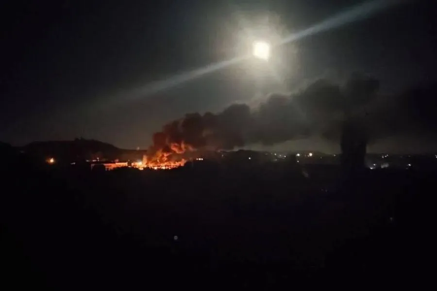 Donetskə gecə zərbələri: Şəhər işıqsız qaldı - VİDEO