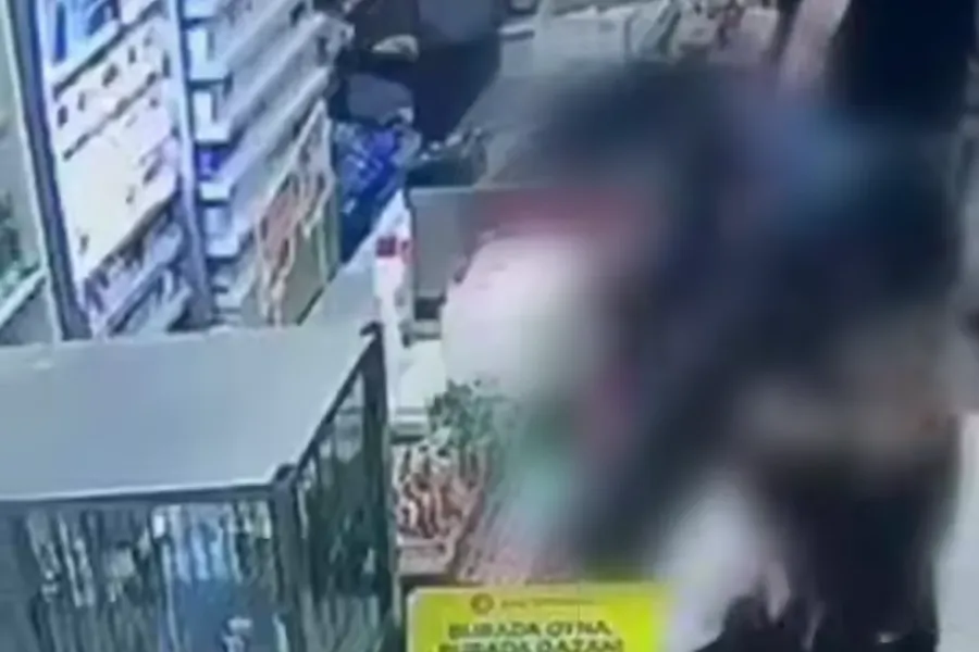Kişi həyat yoldaşını autizmli uşağının gözü qarşısında döydü - VİDEO