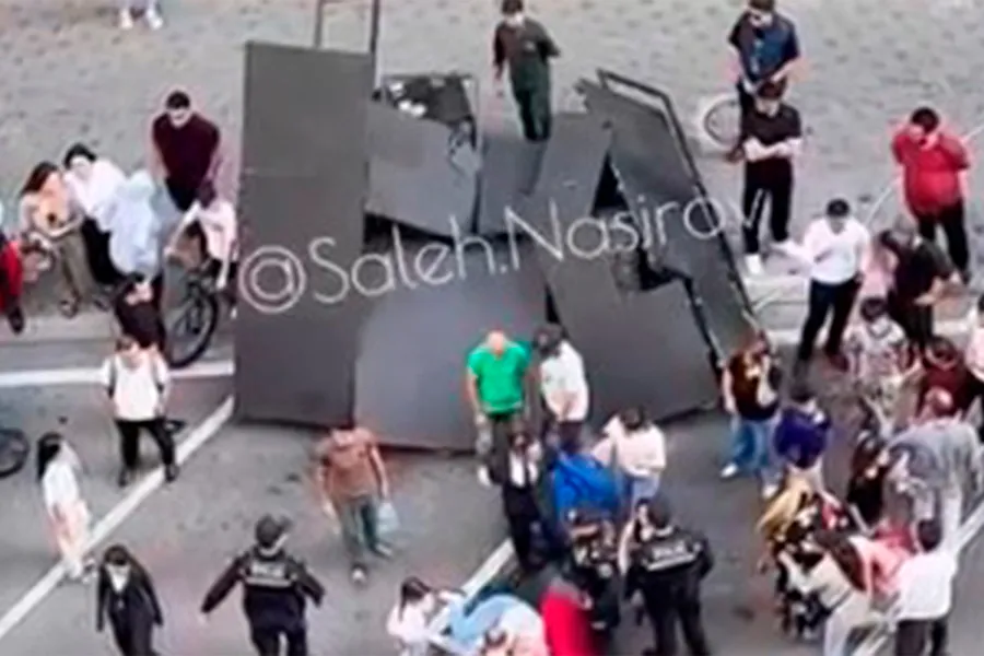 Bakıda tədbirdə monitor qadının üstünə aşdı - VİDEO
