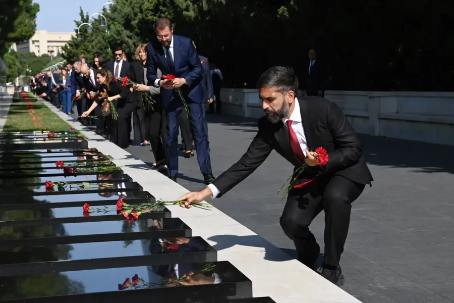 SOCAR-ın kollektivi Fəxri və Şəhidlər xiyabanlarını ziyarət etdi — 1