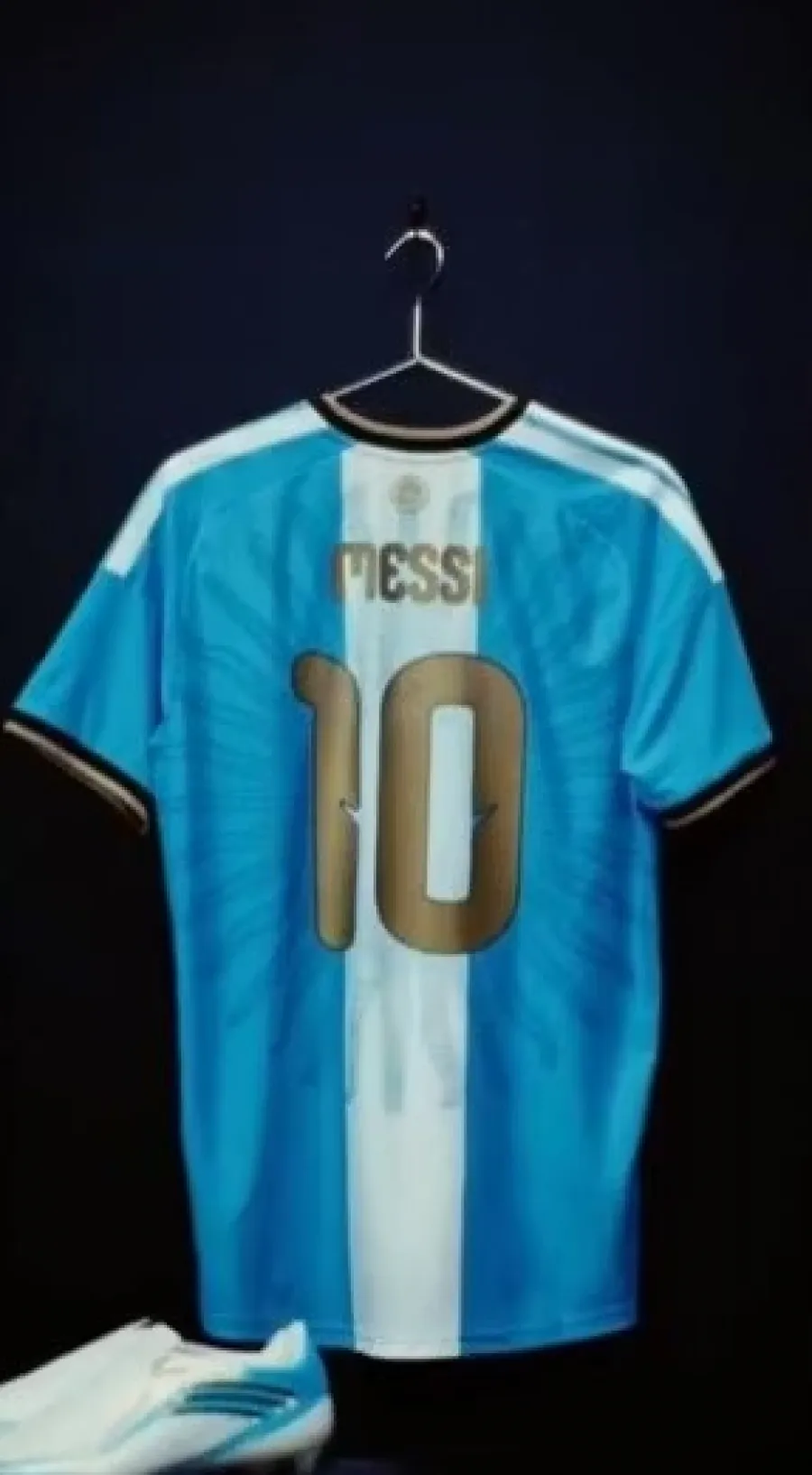 Əfsanə vidalaşır! Messi milli komandadakı son matçının formasını təqdim etdi — 1