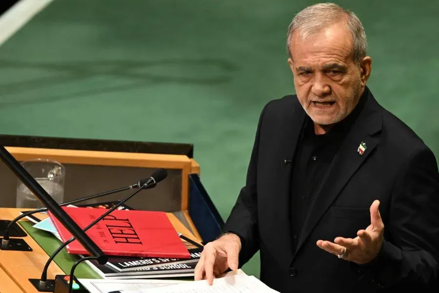 Pezeshkian takes the podium as two delegations leave the hall — PHOTO