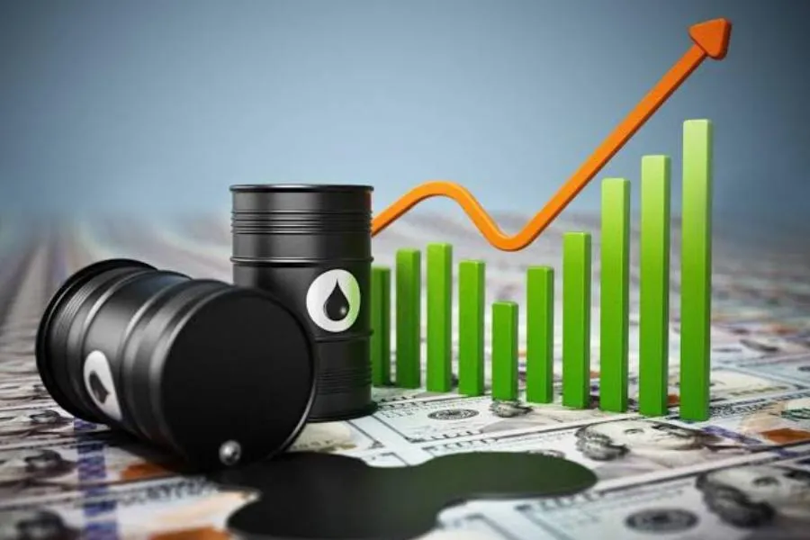 ABŞ-də neft ehtiyatları 5 illik rekordu qırdı!