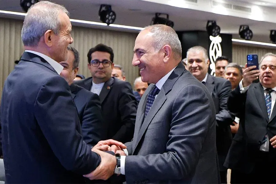 Pezeshkian gifts Pashinyan a book — VIDEO